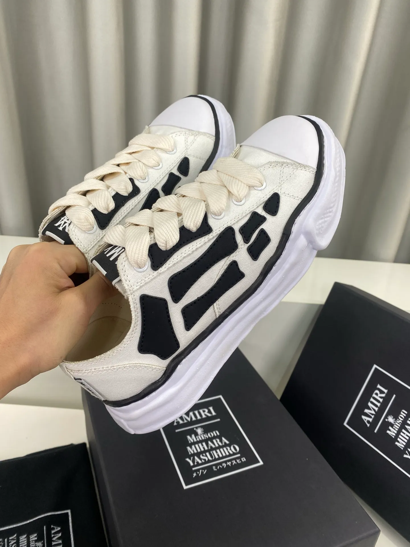 [AMIRI Handmade clay mold soles and AMIRI's iconic BONES leather embroidery details are a major feature of the shoe, showing unique craftsmanship and style🚩 Material: Upper original custom space Monica canvas! Lining: original technical cloth, outsole: original molded steel-stamped EVA foam bottom,